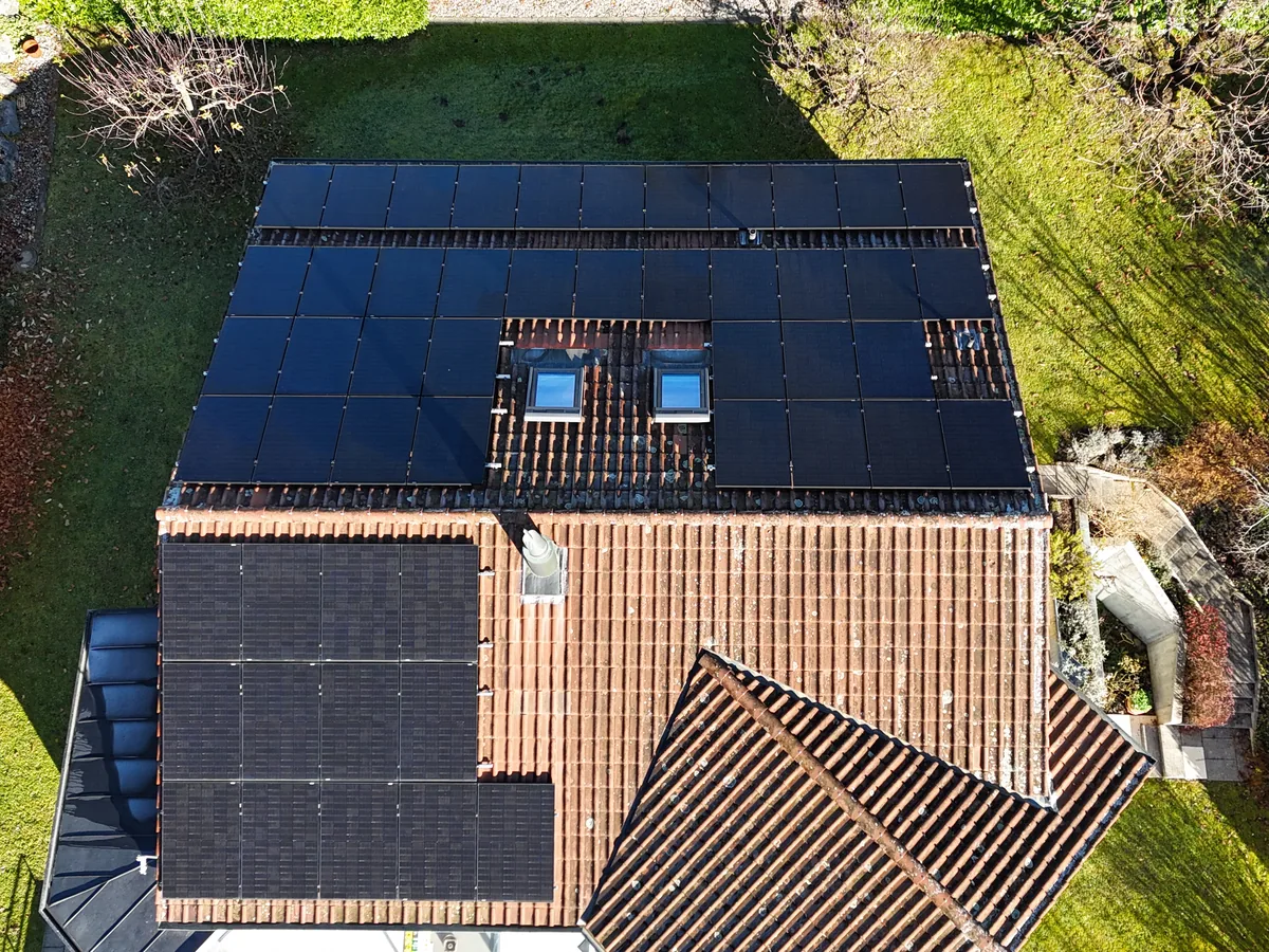 Von uns realisierte Photovoltaikanlage auf beiden Dachflächen eines Einfamilienhauses in Männedorf