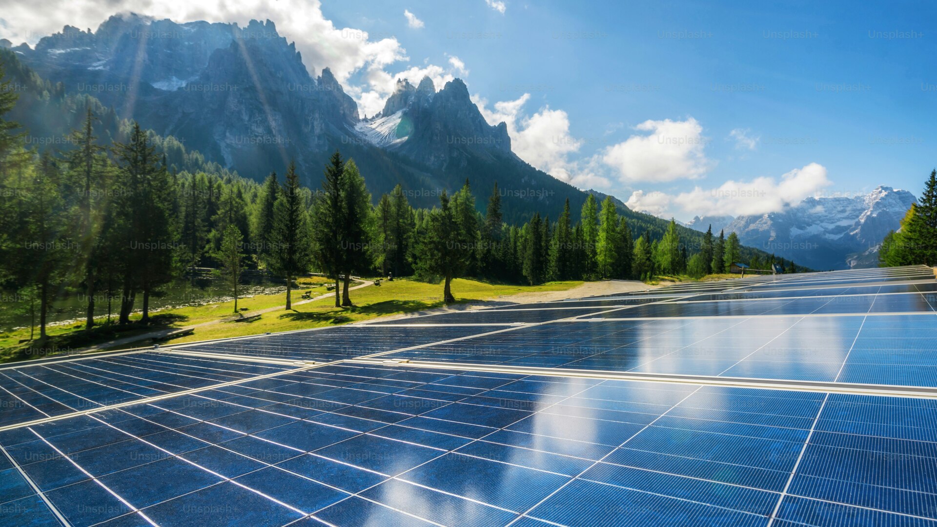 Modernes Schweizer Haus mit Photovoltaikanlage